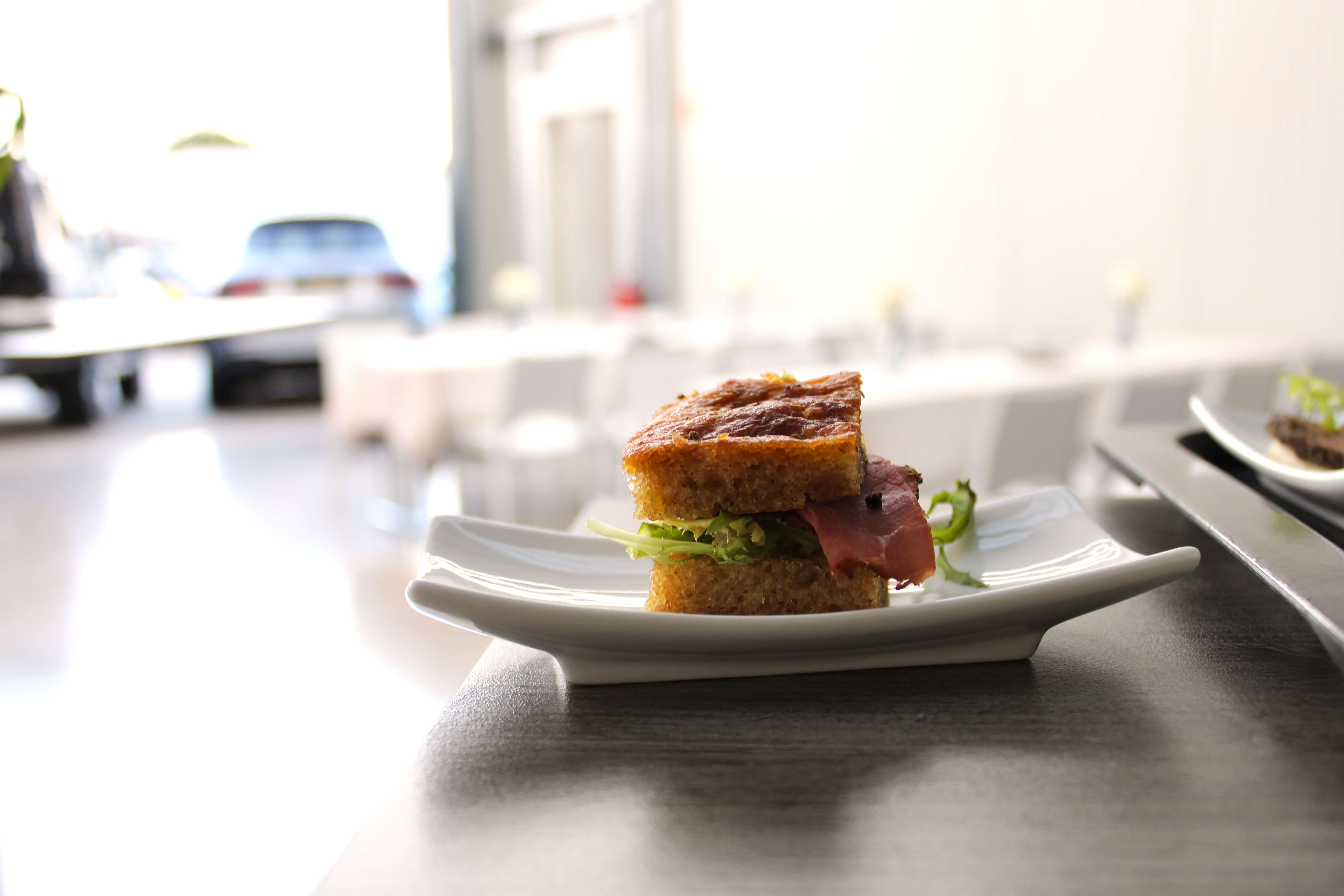 Albertz Catering Hannover - Kleine Vorspeise, liebevoll angerichtet, zeigt eine feine Kombination aus frischen Zutaten